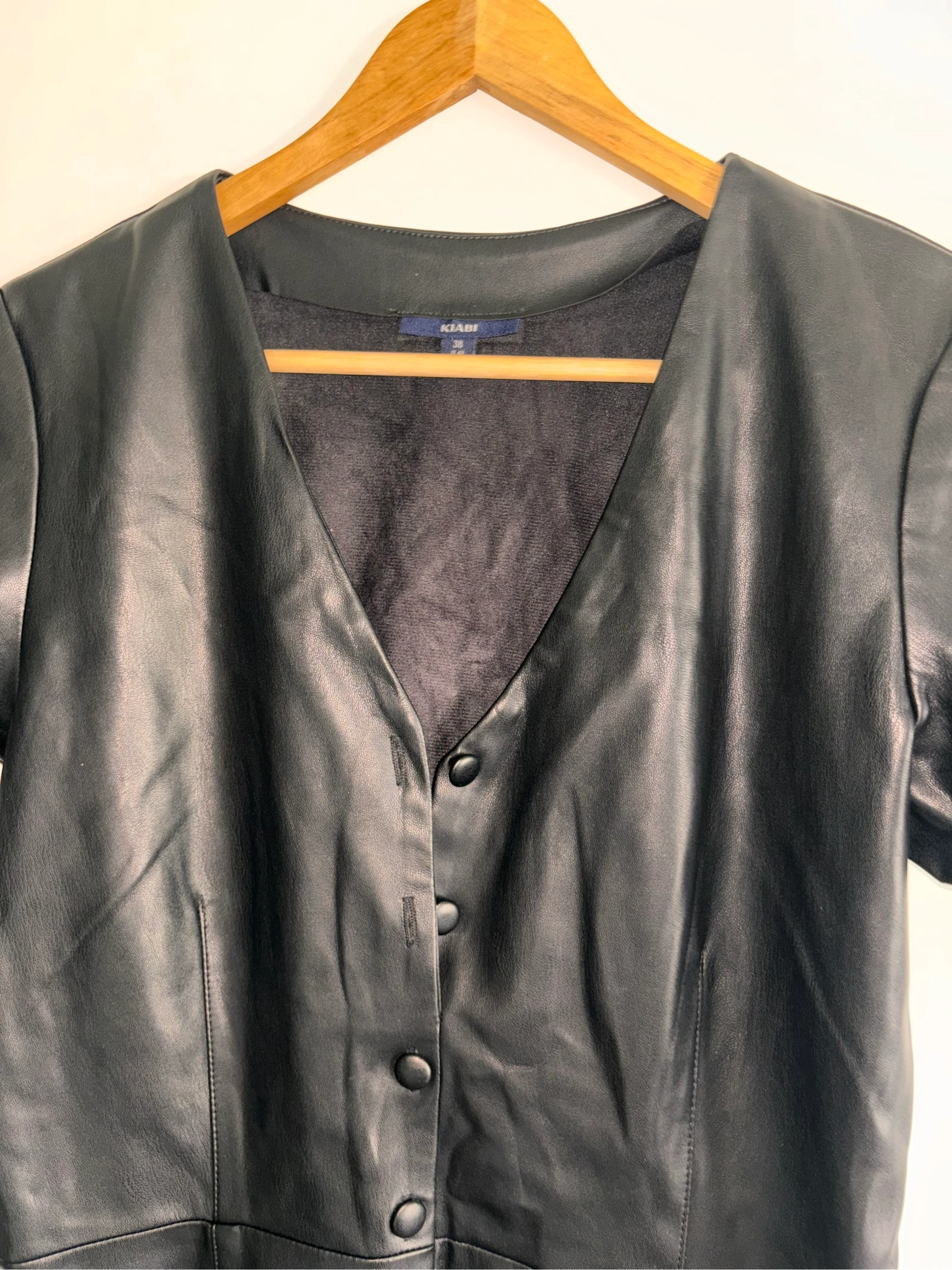 Belo vestido em couro sintético tamanho 38 – photo 2